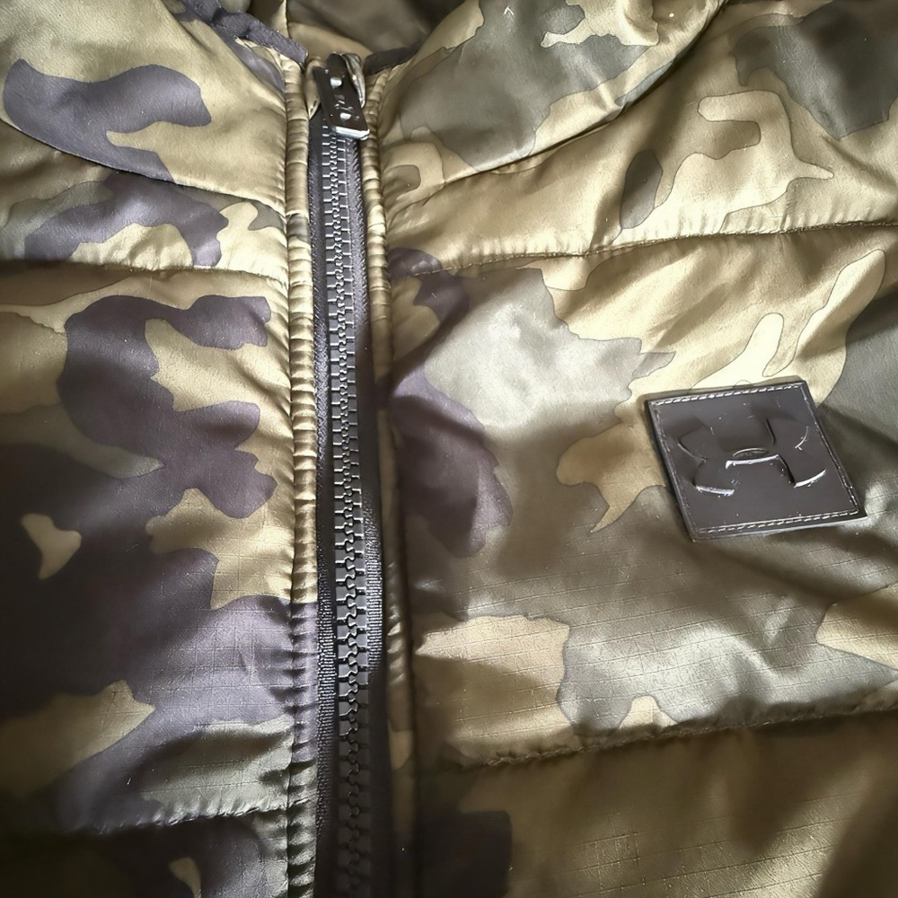 Under Armour Boys' Camo Hooded Puffer Jacket - Olive Green & Black Used (9/10 ) - Picture 5 of 7